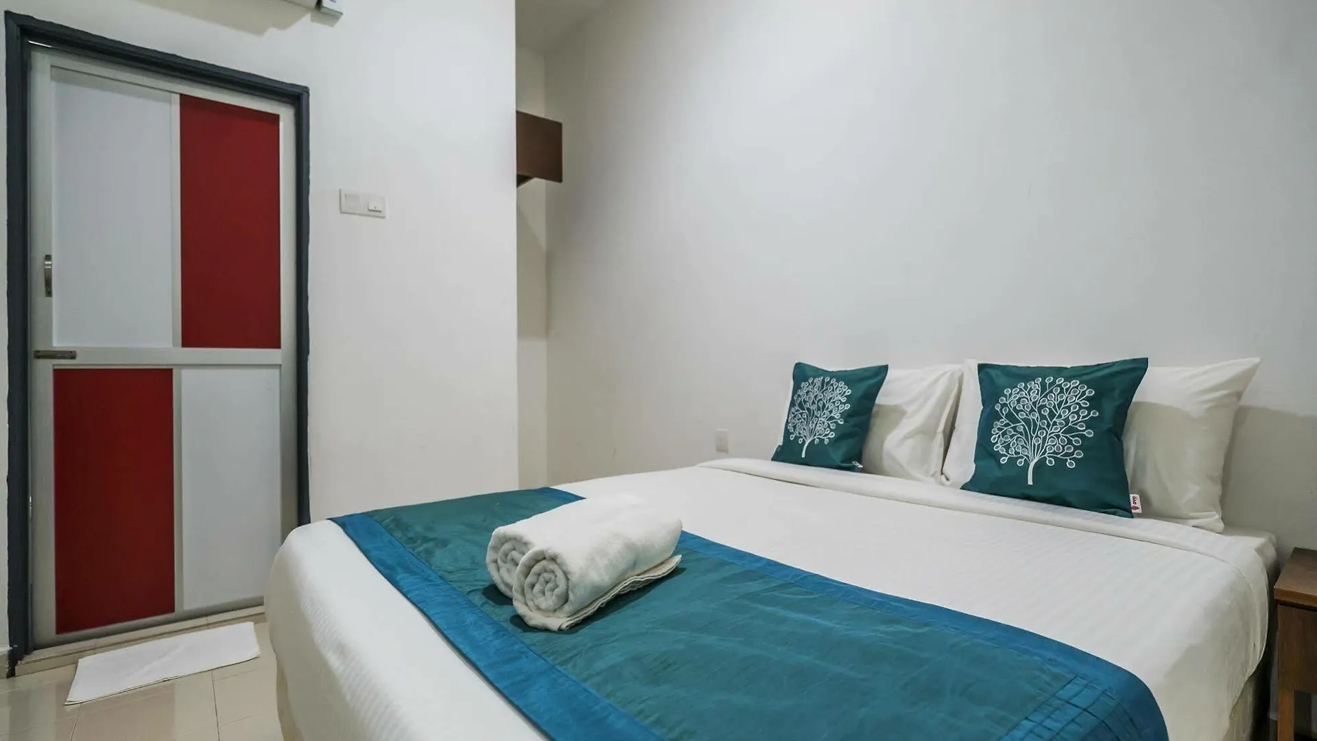 Oyo 275 Senyum Inn Pantai Cenang  Hotel
